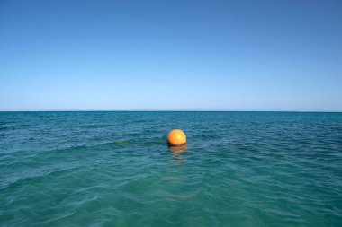Deniz yüzeyinde yüzen turuncu şamandıra. İnsan hayatı güvenliği kavramı