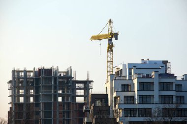 Vinçler ve inşaat halindeki yüksek konutlu binalar. Gayrimenkul geliştirme