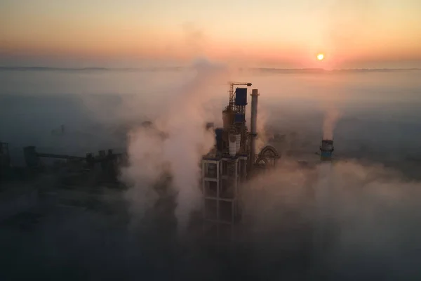 Vista aérea de la fábrica de cemento con estructura de planta de hormigón alto y grúa torre en el sitio de producción industrial en la mañana brumosa. Fabricación y concepto de industria global —  Fotos de Stock