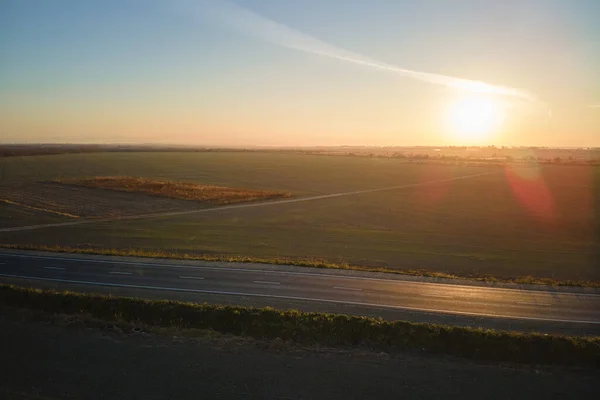 Vue aérienne de la route interurbaine vide au coucher du soleil. Vue de dessus du drone de l'autoroute en soirée — Photo