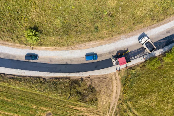 Вид с воздуха на новое дорожное строительство с асфальтоукладкой в действии — стоковое фото
