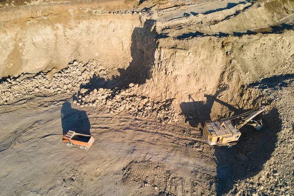 Vista aérea da mina a céu aberto de materiais de arenito para a indústria da construção com escavadoras e caminhões basculantes. Equipamento pesado na mineração e produção de conceito de minerais úteis — Fotografia de Stock