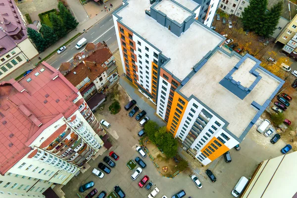 Aerial view of parked cars on parking lot between high apartment buildings — Stock Photo, Image