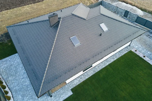 Luftaufnahme eines privaten Hauses mit Keramikschindeln bedeckt Dach. Investition in Immobilienkonzept — Stockfoto