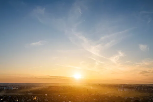 Zicht vanuit de lucht op woonhuizen in een buitenwijk van het platteland bij zonsondergang — Stockfoto