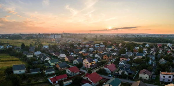 Flygfoto över bostadshus i en förort på landsbygden vid solnedgången — Stockfoto