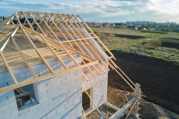 Vue aérienne du cadre inachevé de la maison privée avec des murs en béton léger aéré et cadre de toit en bois en construction — Photo