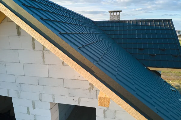 Vue aérienne de la maison inachevée avec murs en béton léger aéré et cadre de toit en bois recouvert de tuiles métalliques en construction — Photo