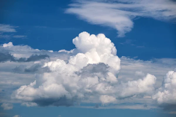 Helle Landschaft aus weißen, geschwollenen Kumuluswolken am blauen, klaren Himmel — Stockfoto