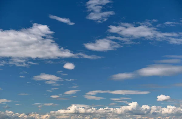 Paisagem brilhante de nuvens cumulus inchadas brancas no céu azul claro — Fotografia de Stock