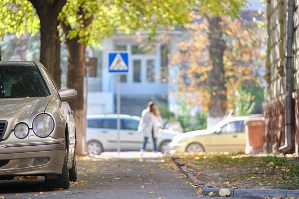 Крупный план автомобиля, припаркованного незаконно против правил дорожного движения на пешеходной улице города — стоковое фото