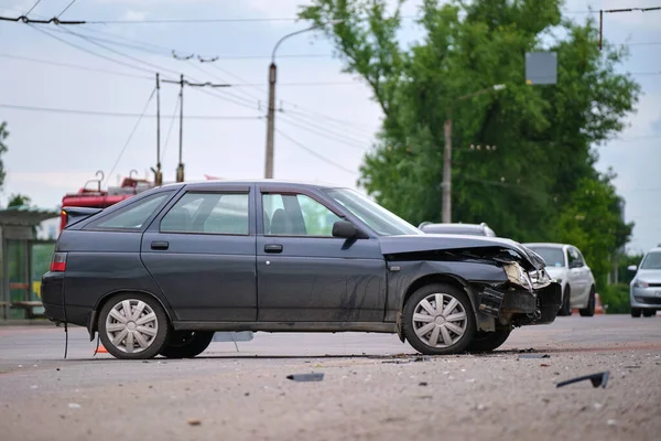 Dañado en vehículo de accidente de coche en el sitio de choque de la calle ciudad — Foto de Stock