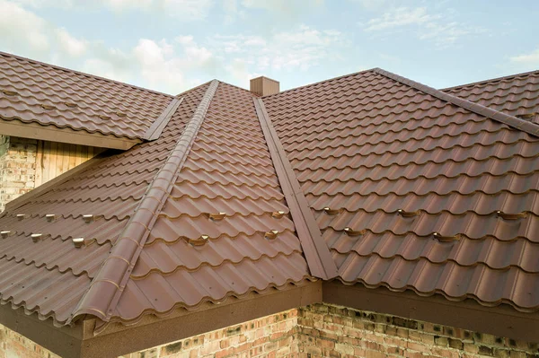 Szczegóły konstrukcji dachu domu pokryte brązowymi blachami stalowymi — Zdjęcie stockowe