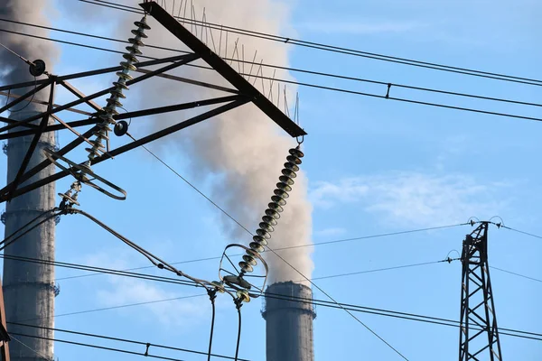 석탄 발전소의 높은 송전 용 송 전관 과검은 연기가 오염 된 대기를 위로 이동시키고 있다. 화석 연료의 개념 과 함께 전기 에너지 생산 — 스톡 사진