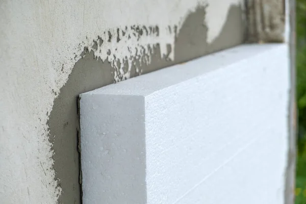 Instalación de láminas de aislamiento de espuma de poliestireno en la pared de la fachada de la casa para protección térmica — Foto de Stock