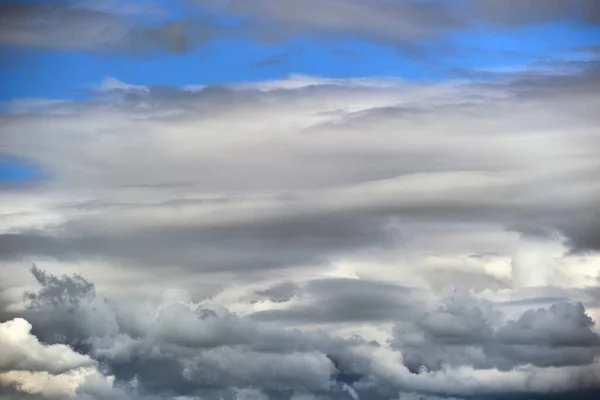Τοπίο των σκοτεινών νεφών που σχηματίζουν στον θυελλώδη ουρανό κατά τη διάρκεια καταιγίδας — Φωτογραφία Αρχείου