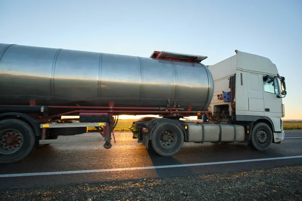 Camión de carga de gasolina conduciendo por carretera transportando productos petrolíferos. Transporte de entrega y concepto logístico — Foto de Stock