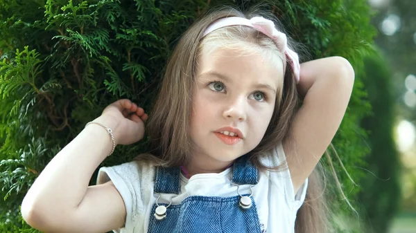 Porträtt av söt flicka som står utomhus i sommarparken — Stockfoto