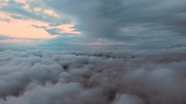 Dünya 'nın yüksek irtifasında, yağmur fırtınasından önce oluşan kabarık kümülüs bulutlarıyla kaplı uçak penceresinden hava görüntüsü