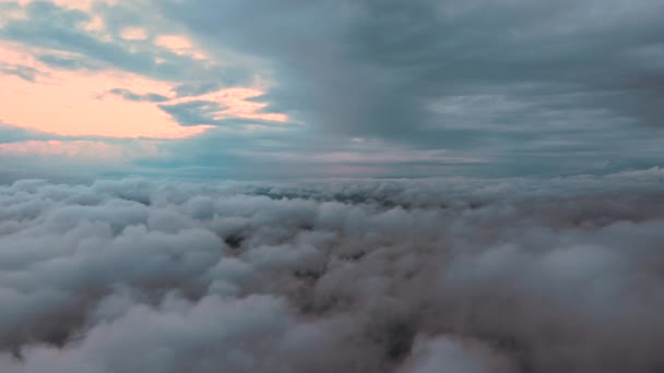 Légi felvétel a nagy magasságú föld feletti repülőgépablakból puffadt felhőkkel borítva, amelyek a vihar előtt képződnek. — Stock videók