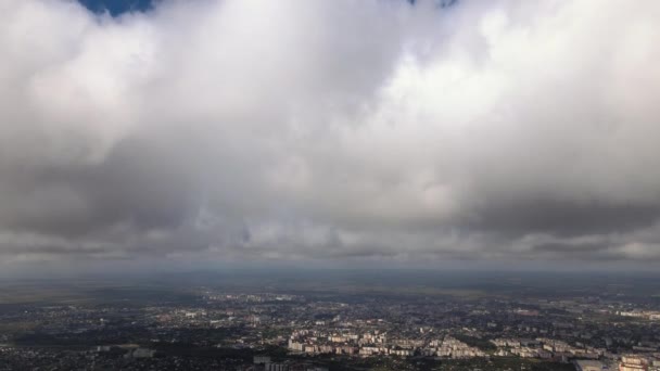 Yağmurdan önce oluşan kabarık kümülüs bulutlarıyla kaplı uzak şehrin yüksek irtifasından hava manzarası — Stok video