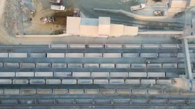 Kargo treninin havadan görünüşü maden fabrikasında ezilmiş taş malzemelerle dolu. Öğütülmüş kireç taşı cevherinin demiryolu taşımacılığı