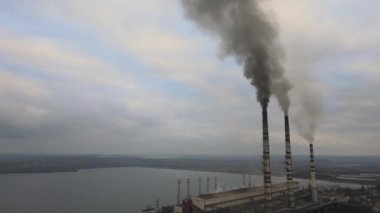 Kömür santralinin havadan görünüşü siyah dumanlı yüksek borular atmosferi kirletiyor