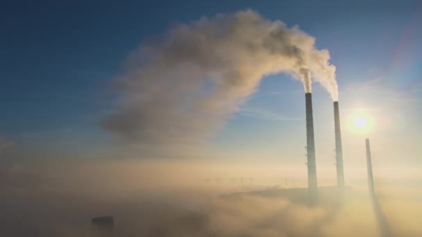 Flygfoto av kolkraftverk höga rör med svart rök flyttar upp förorenande atmosfär vid soluppgången — Stockvideo