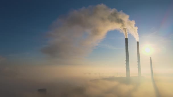 日出时带黑烟向污染大气移动的燃煤电厂高管空中景观 — 图库视频影像