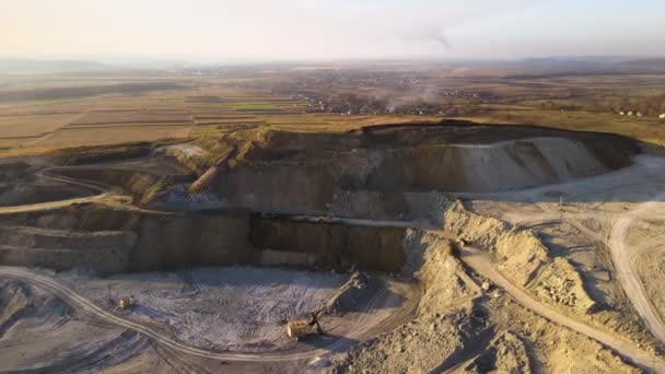 Αεροφωτογραφία ανοιχτού ορυχείου από ψαμμίτη υλικών για οικοδομική βιομηχανία με εκσκαφείς και ανατρεπόμενα φορτηγά. Βαρύς εξοπλισμός για εξόρυξη και παραγωγή χρήσιμων ορυκτών — Αρχείο Βίντεο