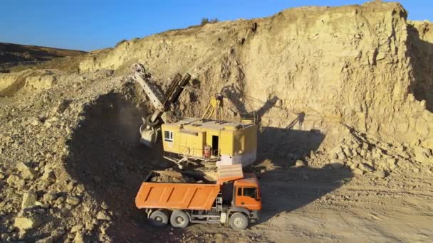 Vista aérea del sitio de minería a cielo abierto de materiales de piedra caliza para la industria de la construcción con camión volquete de carga de excavadoras con rocas rotas — Vídeos de Stock