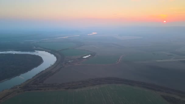 Sonbahar akşamı kırsal alanda akan geniş nehrin havadan görünüşü — Stok video