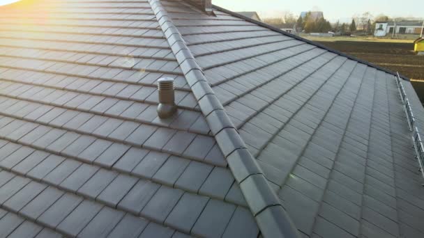 Gros plan de tuyau de ventilation sur le toit de la maison recouvert de bardeaux de céramique. Revêtement carrelé du bâtiment — Video