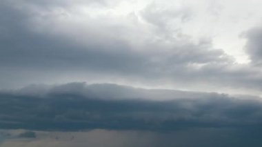 Fırtınalı gökyüzünde hızlı hareket eden kara bulutların hızlandırılmış görüntüleri