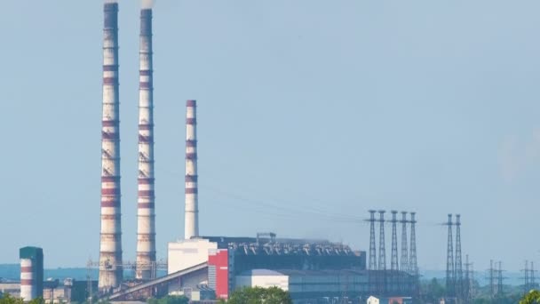Centrale au charbon hauts tuyaux avec fumée noire se déplaçant vers le haut atmosphère polluante. Production d'énergie électrique avec concept de combustibles fossiles — Video