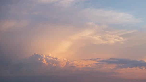 Renkli akşam manzarası yumuşak pastel renkli bulutlar suluboya günbatımı gökyüzünde. Soyut doğa arkaplanı — Stok video