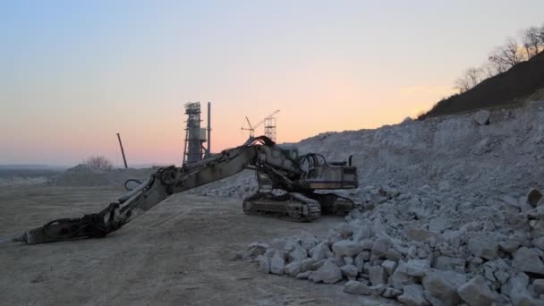 Local de mineração a céu aberto de materiais de pedra de areia de construção com equipamento de escavadeira para escavação de recursos de cascalho na pedreira — Vídeo de Stock