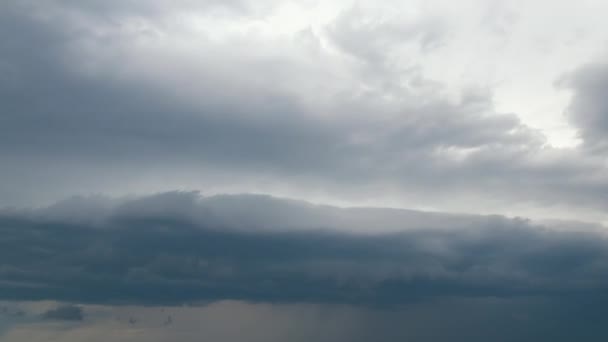 Zeitraffer-Aufnahmen von schnell bewegten dunklen Wolken, die sich während eines Gewitters am stürmischen Himmel bilden — Stockvideo