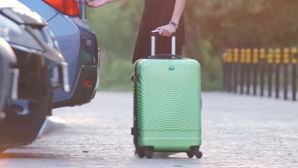 Joven conductora cargando la maleta de equipaje dentro de su coche. Concepto de viajes y vacaciones — Vídeos de Stock