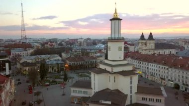 Ukrayna 'nın İvano Frankivsk şehrinin hava günbatımı manzarası. Avrupa 'nın eski tarihi binaları