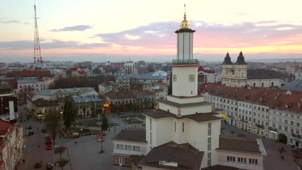 Ukrayna 'nın İvano Frankivsk şehrinin hava günbatımı manzarası. Avrupa 'nın eski tarihi binaları — Stok video
