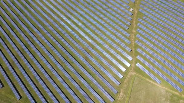 Vista aerea di grande centrale elettrica sostenibile con molte file di pannelli fotovoltaici solari per la produzione di energia elettrica ecologica pulita. Elettricità rinnovabile a emissioni zero — Video Stock