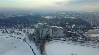 Yüksek modern konut binasının ve inşaat halindeki vinç kulesinin havadan görünüşü