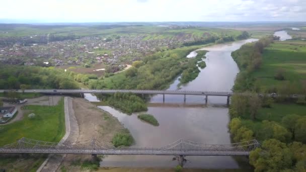 Letecký pohled na řeku Dnister a dva mosty ve městě Halych na Ukrajině — Stock video