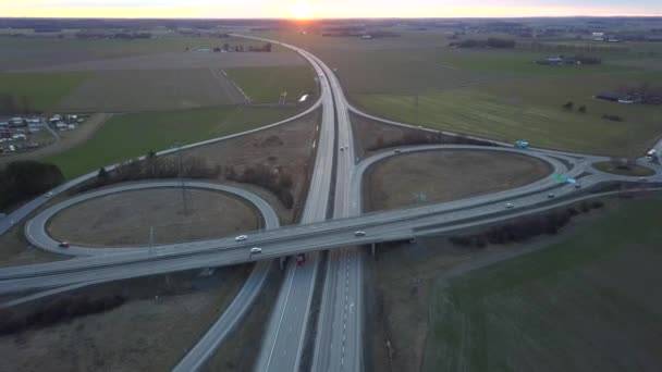 Vista aérea de la intersección de la autopista con los coches de tráfico en movimiento — Vídeo de stock