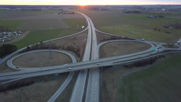 Hareket halindeki trafik arabalarıyla otoyol kavşağının havadan görüntüsü — Stok video