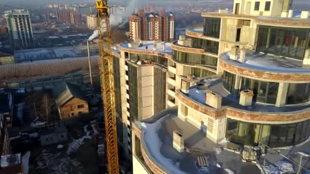 Antenni näkymä korkea moderni asuinrakennus ja torni nosturi rakenteilla — kuvapankkivideo