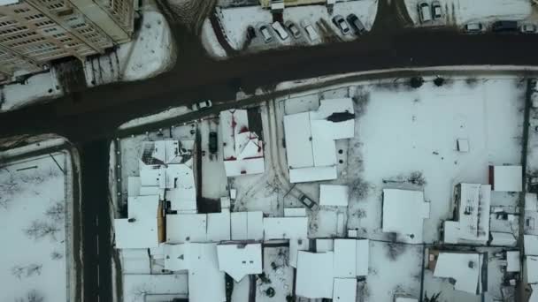 Vista aérea de edificios de apartamentos de varios pisos y calles sin tráfico en una ciudad. — Vídeos de Stock