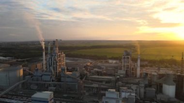 Yüksek beton fabrikası ve endüstriyel üretim alanında kule vinci olan çimento fabrikasının havadan görüntüsü. Üretim ve küresel sanayi kavramı