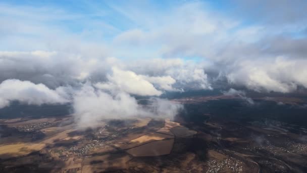 Vista aérea desde la gran altitud de la tierra cubierta de nubes lluviosas hinchadas que se forman antes de la tormenta — Vídeos de Stock